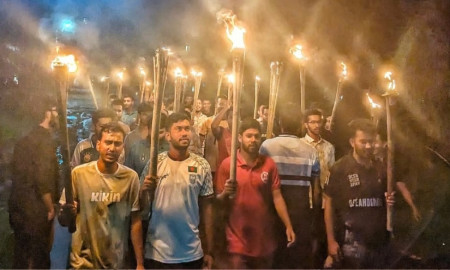 নোবিপ্রবিতে শিক্ষকের স্থায়ী বহিষ্কারের দাবিতে মশাল মিছিল 