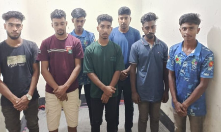 ‘ডিজে গান’ বাজিয়ে ট্রাকে ঘোরাফেরা, সেনাবাহিনীর অভিযানে মাদকসহ আটক ৭
