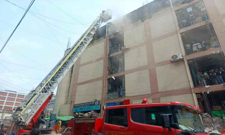 গুলিস্তানে সুন্দরবন স্কয়ার মার্কেটে আগুন, নিয়ন্ত্রণে ১১ ইউনিট