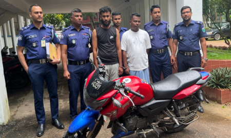 ব্যাংক থেকে টাকা তুলে ফেরার পথে বাবা-মেয়ের গলায় দা ধরে ছিনতাই, গ্রেপ্তার ২