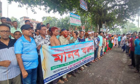 পাবনায় সড়ক সংস্কারের দাবিতে মানববন্ধন, এক মাসের আল্টিমেটাম