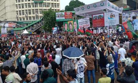 গুঁড়ি গুঁড়ি বৃষ্টি, শাহবাগে ছাত্রদলের সমাবেশস্থলে নেতাকর্মীদের ঢল
