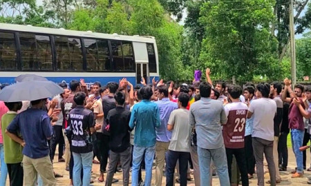 পবিপ্রবিতে চতুর্থ দিনের মতো অ্যানিম্যাল হাজবেন্ড্রি শিক্ষার্থীদের আন্দোলন