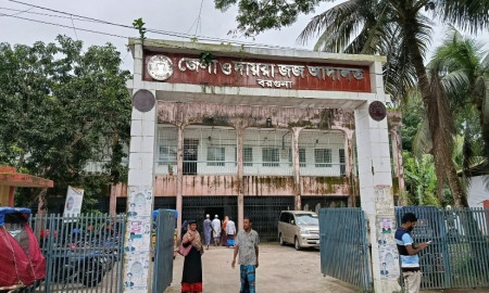 আদালত চত্বর থেকে হাতকড়া খুলে আসামির পলায়ন