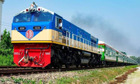 বিশেষ ট্রেনের আসন ৬৭৬, যাত্রী এলেন ১৭ জন