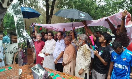 জাবিতে শেখ হাসিনার পলায়ন দিবসে মিষ্টি বিতরণ, শোভাযাত্রা