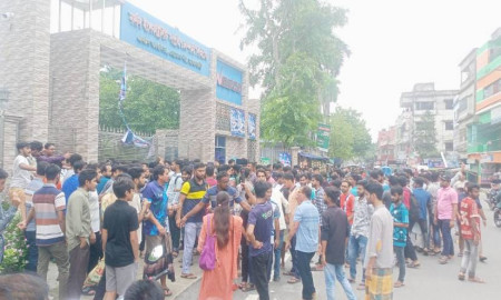 রাজশাহী কলেজ ছাত্রাবাসে বিদ্যুৎ বিভ্রাটে শিক্ষার্থীদের বিক্ষোভ