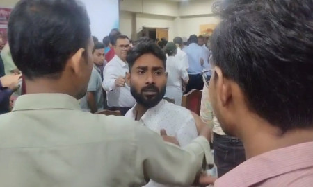 নজরুল বিশ্ববিদ্যালয়ে জুলাই অভ্যুত্থানের বর্ষপূর্তি অনুষ্ঠানে সাংবাদিকদের মারার হুমকি ছাত্রদল নেতার