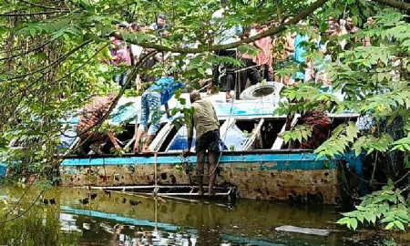 যাত্রীবাহী বাস উল্টে পুকুরে, আহত ২০