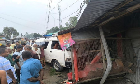 নিয়ন্ত্রণ হারিয়ে দোকানে ঢুকে পড়ল অ্যাম্বুলেন্স, প্রাণ গেল যুবকের