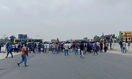 ঢাকা-উত্তরবঙ্গ মহাসড়ক অবরোধ রবীন্দ্র বিশ্ববিদ্যালয় শিক্ষার্থীদের