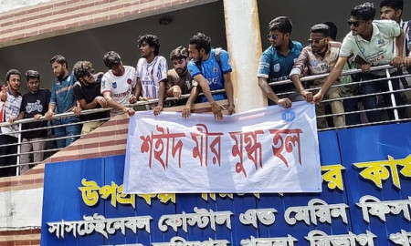 সরকারি মৎস্য বীজ খামার দখল করে ‘শহীদ মীর মুগ্ধ হল’ ঘোষণা খুবি শিক্ষার্থীদের
