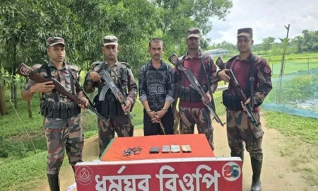 অবৈধভাবে ভারত থেকে ফেরার পথে সীমান্তে বাংলাদেশি ব্যবসায়ী আটক