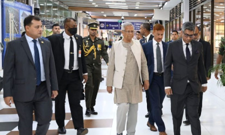 মালয়েশিয়ার উদ্দেশ্যে দেশ ছেড়েছেন প্রধান উপদেষ্টা 