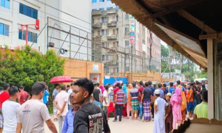আশুলিয়ায় বকেয়া বেতনের দাবিতে সড়ক অবরোধ
