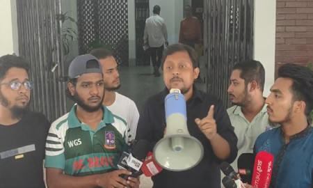 ছাত্রলীগের সিজার ডাকসুতে ভিপি পদপ্রার্থী, শিক্ষার্থীদের বিক্ষোভ