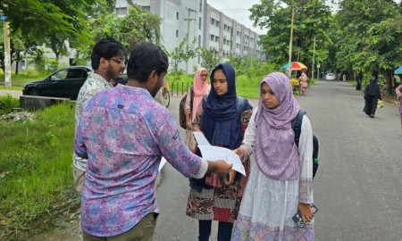 রাকসু সচেতনতায় স্টুডেন্ট রাইটস অ্যাসোসিয়েশনের লিফলেট বিতরণ