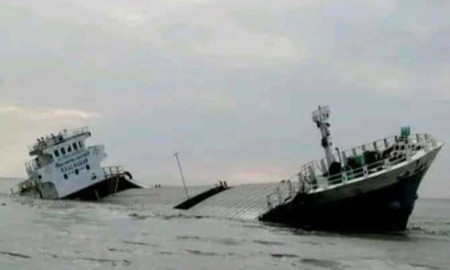মেঘনায় সাড়ে ১৮ হাজার বস্তা সিমেন্টসহ ডুবে গেল লাইটার জাহাজ