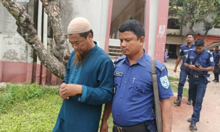 নকল নিয়ে পরীক্ষা কেন্দ্রে প্রবেশের সময় শিক্ষক আটক