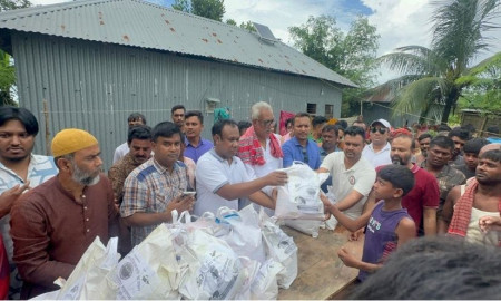 রাজশাহীর চারঘাটে বন্যাদুর্গতদের পাশে বিএনপি