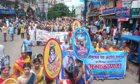 জন্মাষ্টমীতে চিন্ময়ের মুক্তির দাবি নিয়ে প্ল্যাকার্ড, আটক ৬