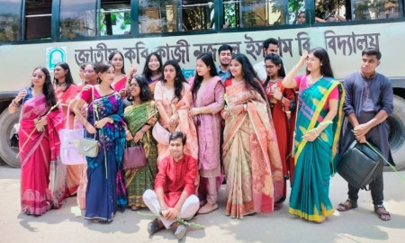 নজরুল বিশ্ববিদ্যালয়ে উৎসাহ-উদ্দীপনায় নবীন শিক্ষার্থীদের বরণ