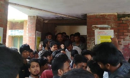 কেন্দ্রীয় নেতাদের উপস্থিতিতে জাবি ছাত্রদলের দুই গ্রুপের হাতাহাতি