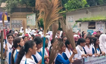 কলেজ অধ্যক্ষের বিরুদ্ধে ঝাড়ু মিছিল ও মানববন্ধন