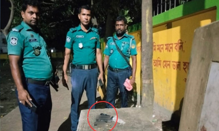 টঙ্গীতে স্কুলের পাশ থেকে ১৫ রাউন্ড গুলিসহ বিদেশি পিস্তল উদ্ধার