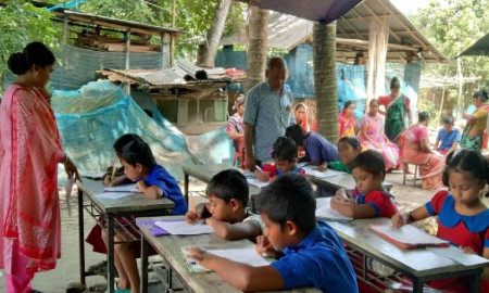 এক মাস ধরে পানিবন্দী স্কুল, সভাপতির উঠানে তাঁবুর নিচে ক্লাস-পরীক্ষা