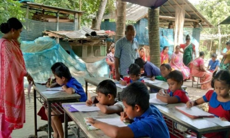 স্কুল মাঠে হাঁটু পানি, সভাপতির উঠানে তাবুর নিচে চলছে ক্লাস