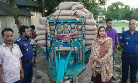 বসতবাড়ি থেকে ১৬০ বস্তা সরকারি চাল জব্দ
