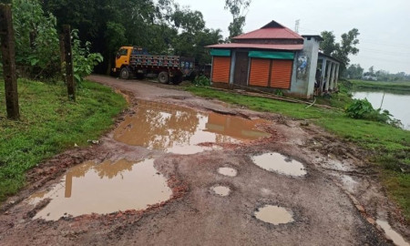 ‎খানাখন্দ-জলাবদ্ধতায় বেহাল দশা পাঞ্জারাই-গুমগুমিয়া সড়ক, দ্রুত সংস্কারের দাবি এলাকাবাসীর