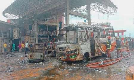 সিএনজি স্টেশনে বিস্ফোরণে পুড়ল বাসসহ ১১ যান, গুরুতর আহত ৬