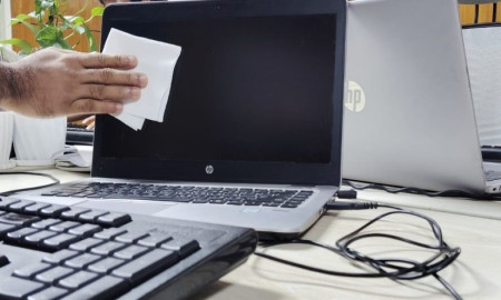 ল্যাপটপের স্ক্রিন টিস্যু দিয়ে মুছে ভুল করছেন না তো?