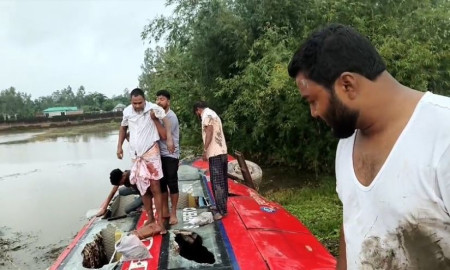 নিয়ন্ত্রণ হারিয়ে পুকুরে বাস, গণঅধিকারের নেতা ফারুকসহ আহত অনেকে 