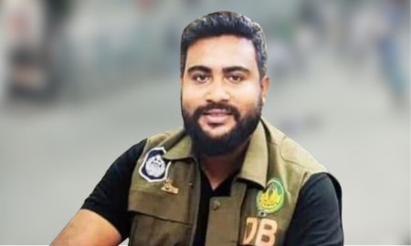 রাজশাহীতে সাবেক এসআই ‘ডিবি হাসান’কে গণপিটুনি দিয়ে পুলিশে সোপর্দ