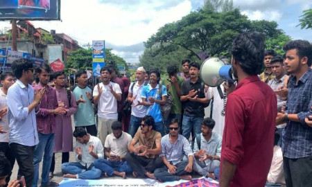 অবকাঠামোসহ ৩ দফা দাবিতে ববি শিক্ষার্থীদের মহাসড়ক অবরোধ