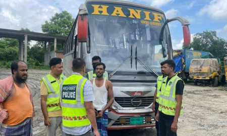 লরিচাপায় ৪ জন নিহতের ঘটনায় উল্টো পথে আসা সেই বাস জব্দ