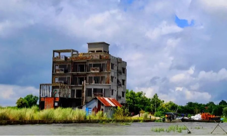 লুট করা অস্ত্র নিয়ে মুন্সীগঞ্জে পুলিশ ক্যাম্পে হামলা, ব্যাপক গোলাগুলি