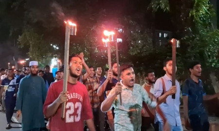 ‘তুমি কে আমি কে ফ্যাসিস্ট, কে বলেছে শিক্ষক’ স্লোগানে বাকৃবিতে মশাল মিছিল