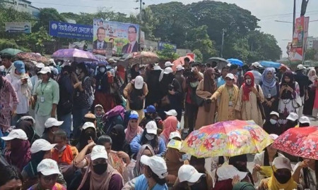 স্থায়ী ক্যাম্পাসের দাবিতে ব্লকেড কর্মসূচি পালন করছে বিইউএইচএস শিক্ষার্থীরা