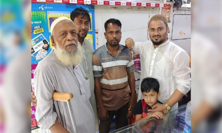 কুড়িয়ে পাওয়া লাখ টাকার স্বর্ণ ফেরত দিয়ে প্রশংসায় ভাসছেন ব্যবসায়ী মাসুদ