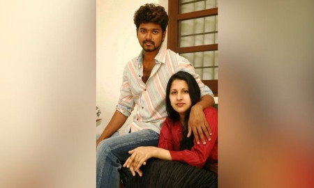 পুভে উনাক্কাগা দেখে বিয়ে করতে ছুটে এসেছিলেন লন্ডন থেকে, স্ত্রী সঙ্গীতা কি বিজয়ের চেয়েও বেশি ধনী?