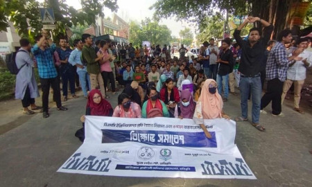 শাহবাগে পুলিশি হামলার প্রতিবাদে হাবিপ্রবি শিক্ষার্থীদের সড়ক অবরোধ