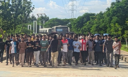 প্রকৌশলী শিক্ষার্থীদের ওপর হামলা, কুয়েট শিক্ষার্থীদের রেলপথ অবরোধ