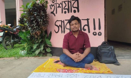 জাকসুতে প্রার্থীদের বাধ্যতামূলক ডোপ টেস্টের দাবিতে অনশনে ভিপি প্রার্থী