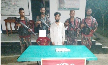 ভারতীয় জাল রুপিসহ চোরাকারবারি আটক