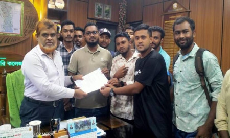 ফরম পূরণের ফি বৃদ্ধি প্রত্যাহারের দাবিতে সাতক্ষীরা কলেজ শিক্ষার্থীদের স্মারকলিপি