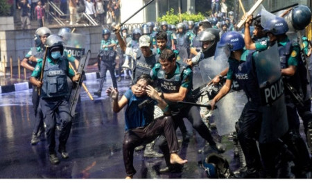 শিক্ষার্থীর মুখ চেপে ধরা ডিসি মাসুদের ছবিটি এআই দিয়ে তৈরি নয়